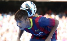 熊猫体育官方-钢铁防线与精密齿轮，足球世界的两种成功哲学