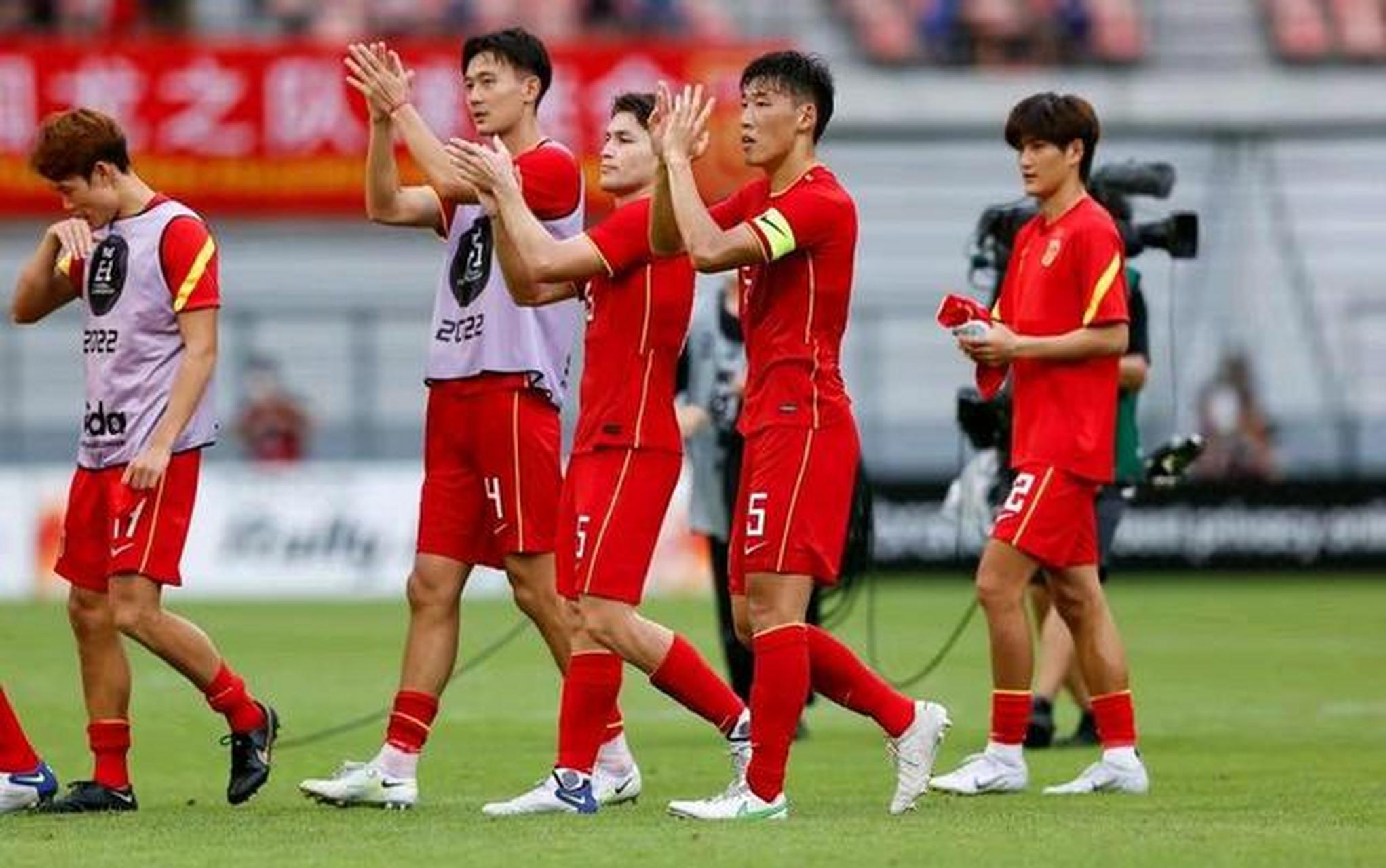 中国队在足球锦标赛中晋级决赛