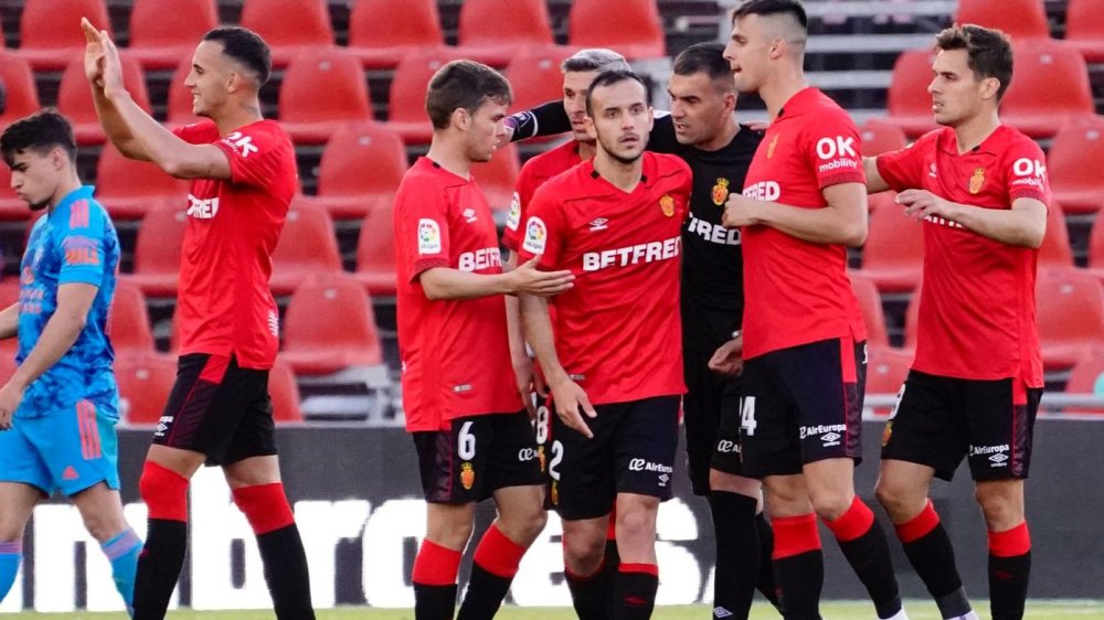 包含马拉加客场告捷，稳固积分榜位置的词条