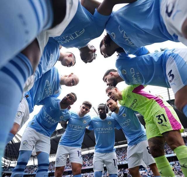 曼城球员庆祝赢球，展现团结风采的简单介绍