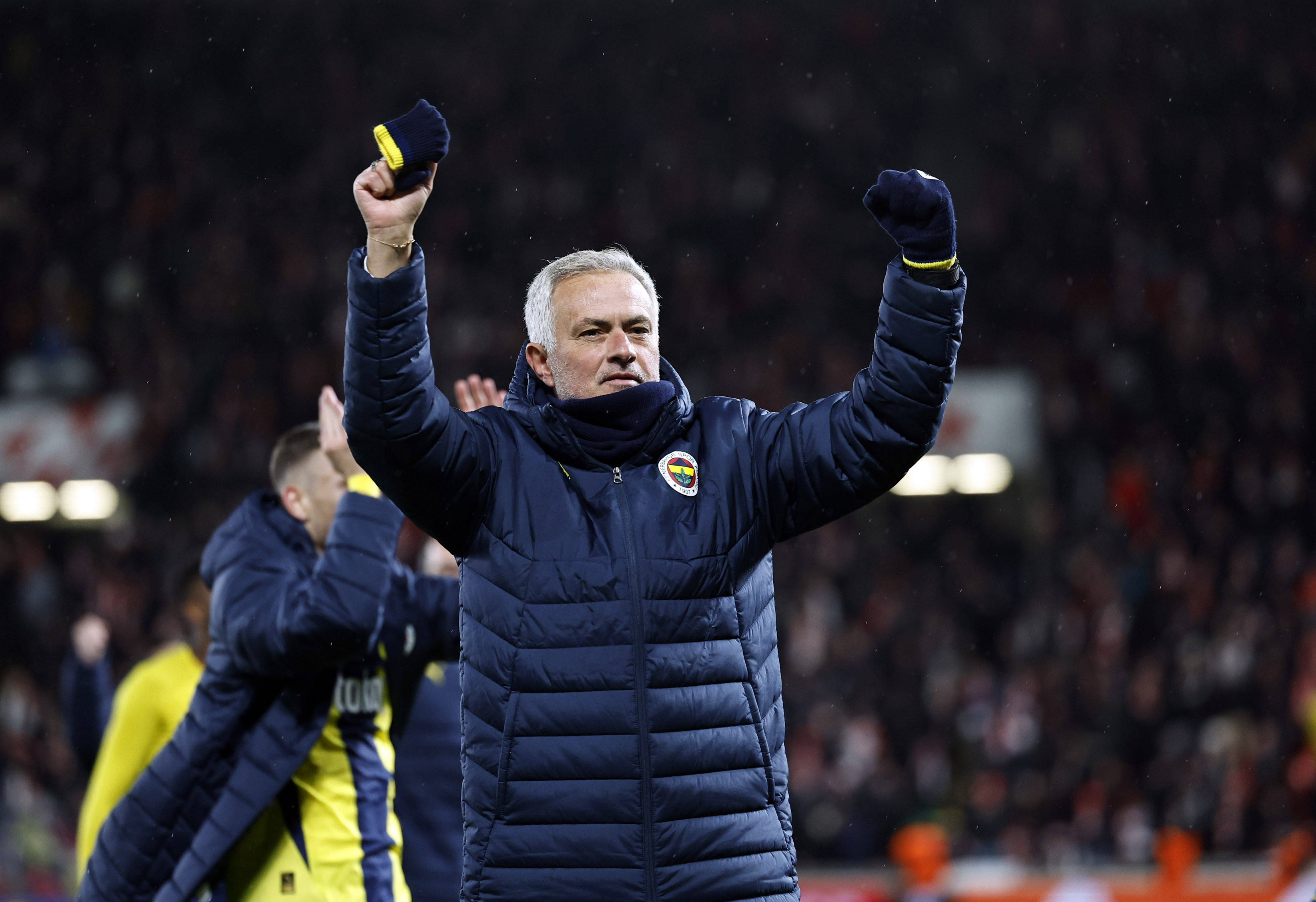 包含足球联赛发挥球员实力，场面火爆引发关注的词条