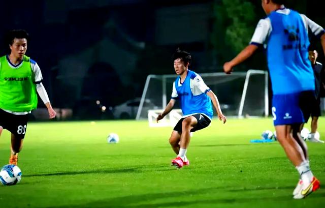 包含足球联赛发挥球员实力，场面火爆引发关注的词条