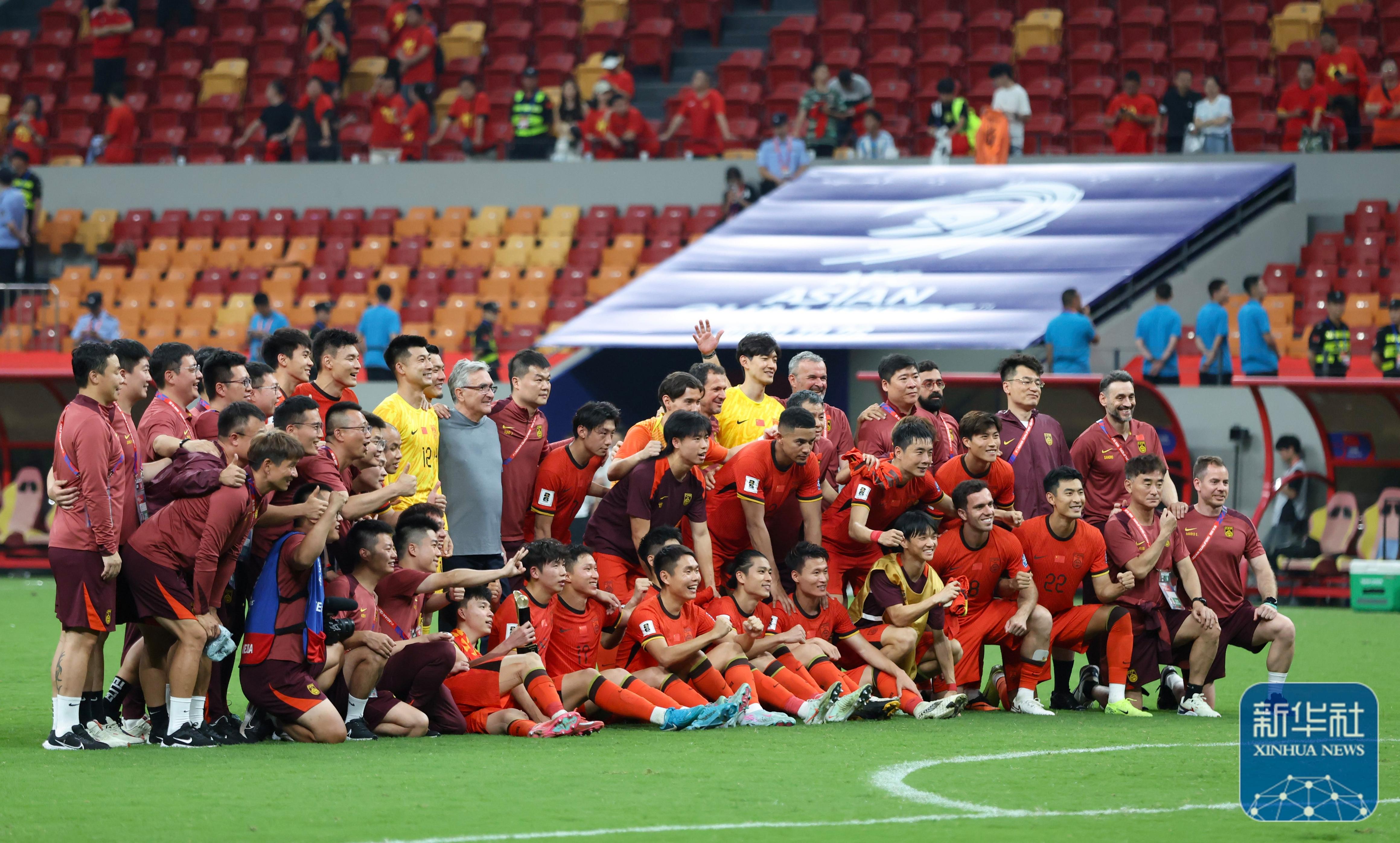 比赛激烈！国家队与对手争夺胜利