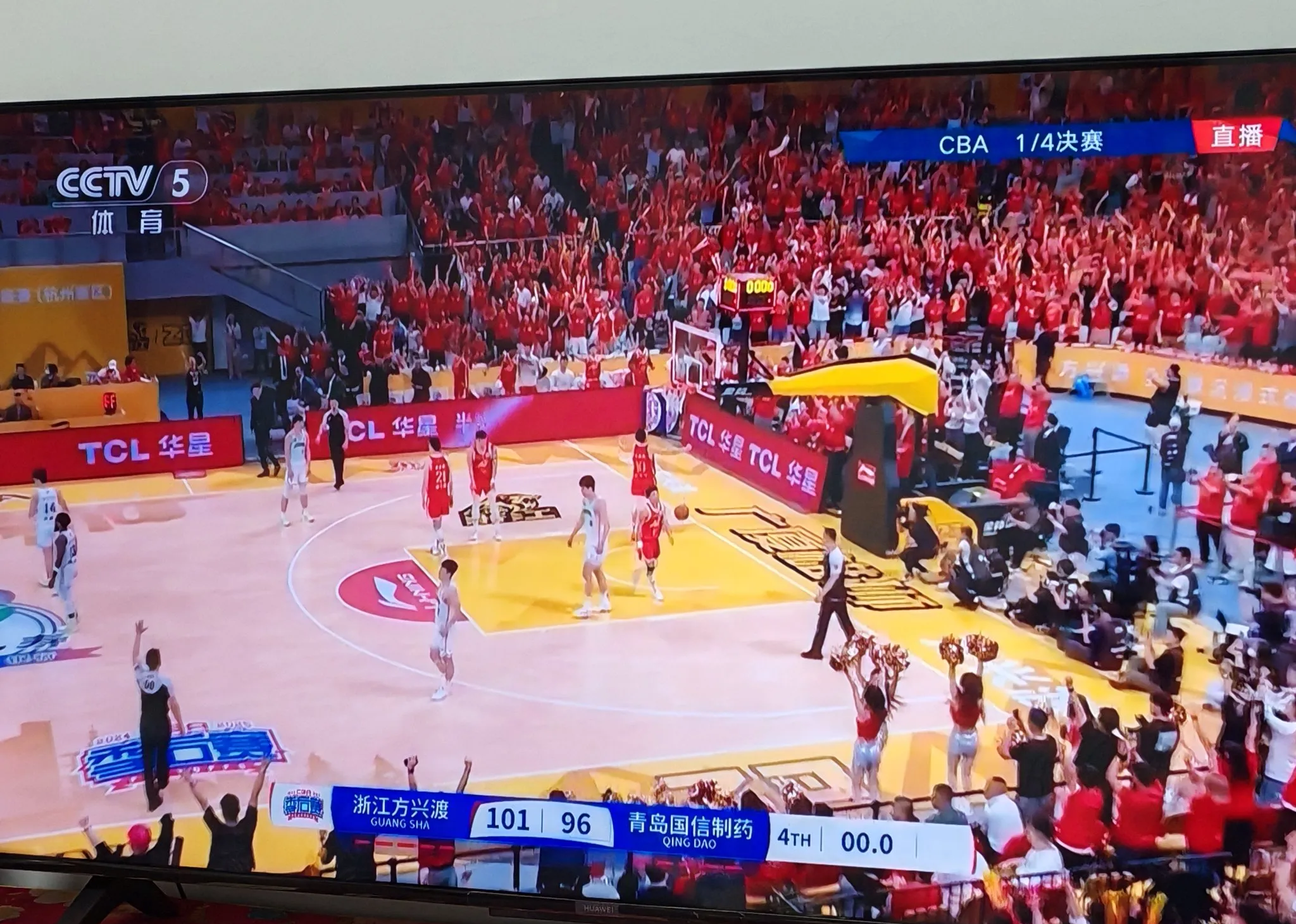 浙江男篮在场上打出好局，力夺胜利