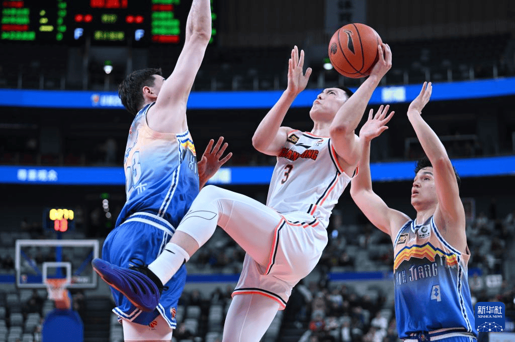 球队客场比赛取得惊险胜利，喜出望外