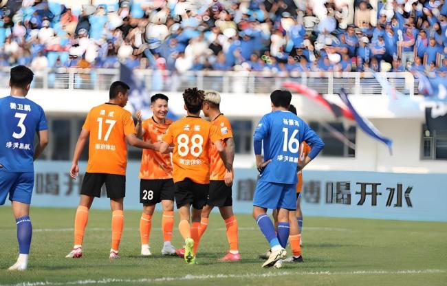 激烈对决现场擂鼓起舞，球员全力以赴