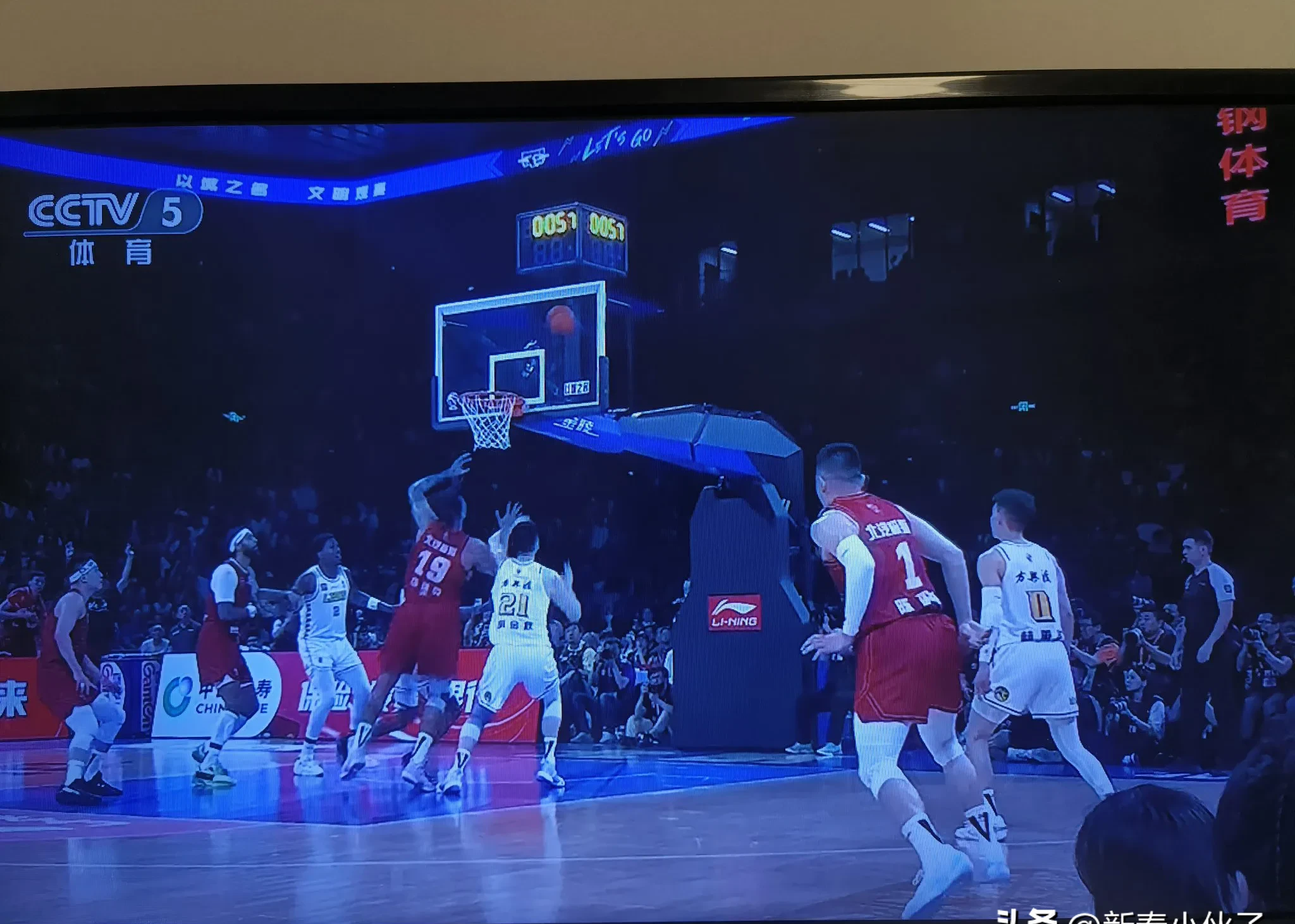 激烈对决现场擂鼓起舞，球员全力以赴