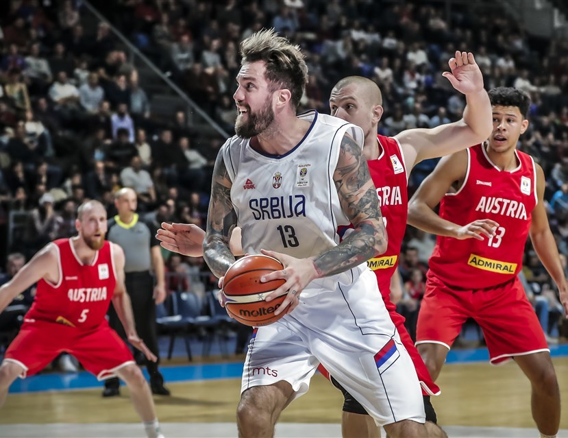 外援助攻串连，球队连胜保持头名位置