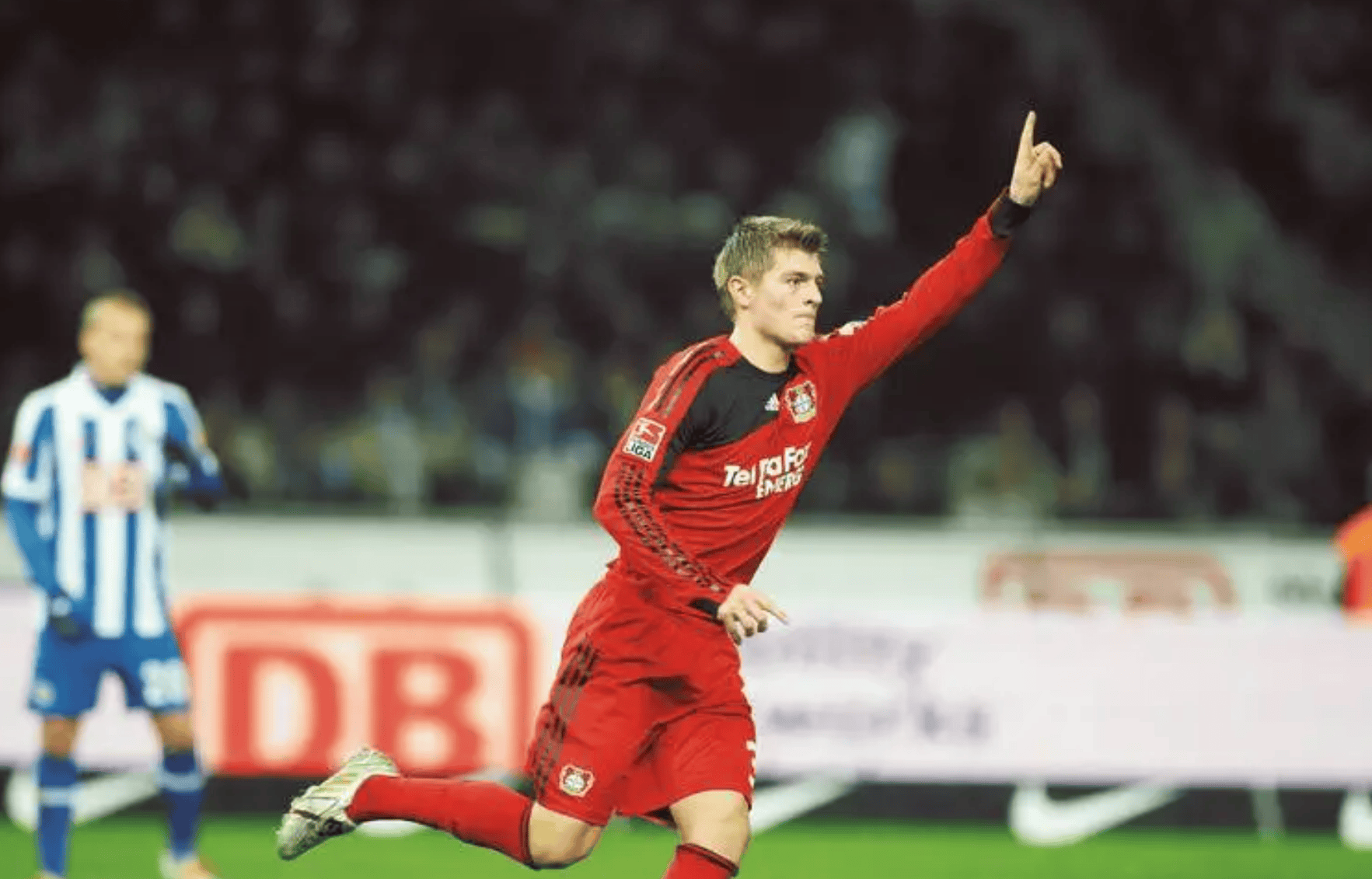 包含勒沃库森轻松完胜，取得惊人的胜利的词条