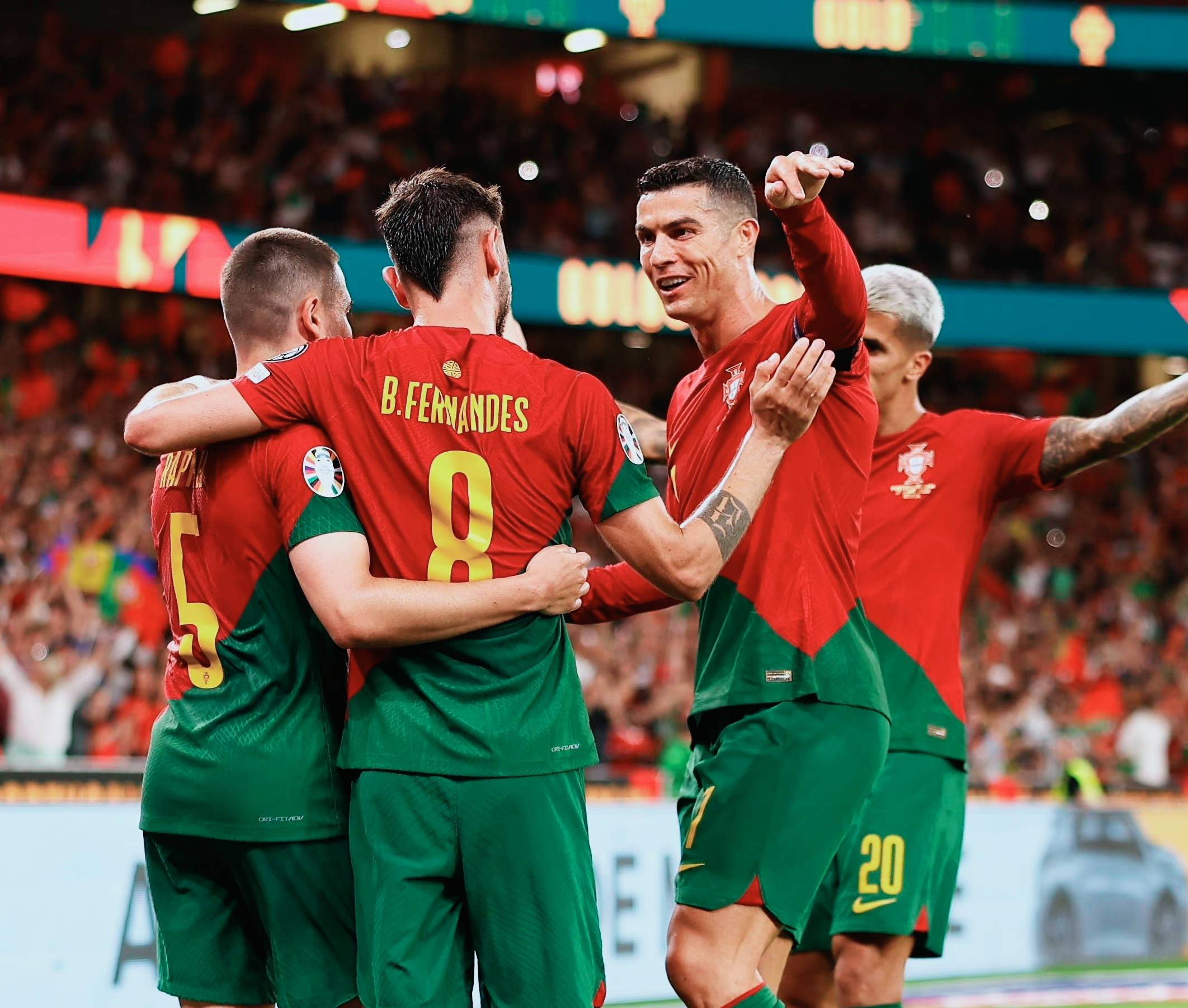 欧国联比赛精彩纷呈，球迷眼睛为之一亮