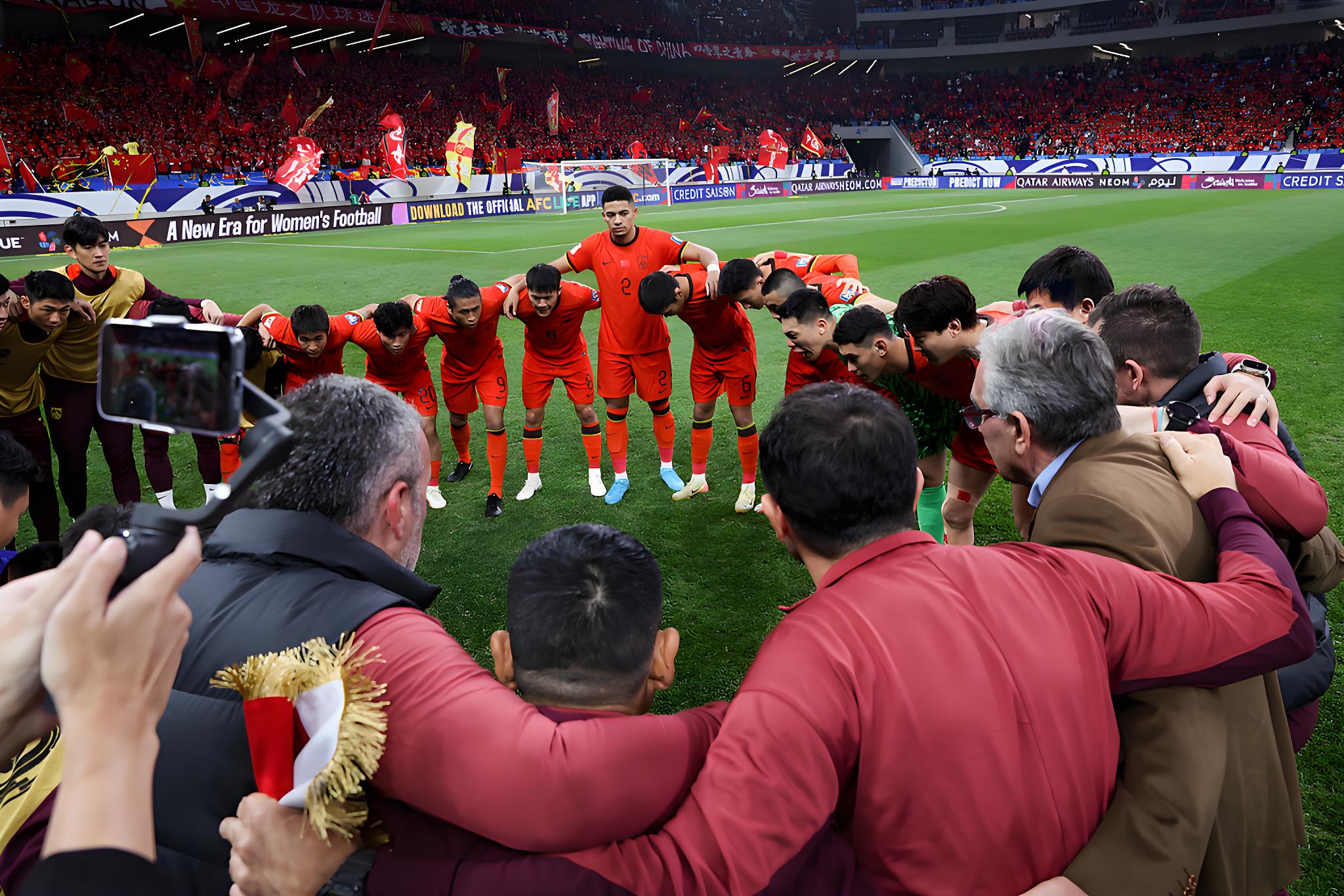 包含顶尖足球赛场上角逐，激情火热难掩的词条