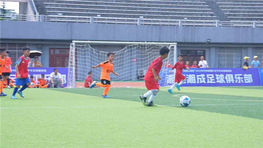 包含顶尖足球赛场上角逐，激情火热难掩的词条