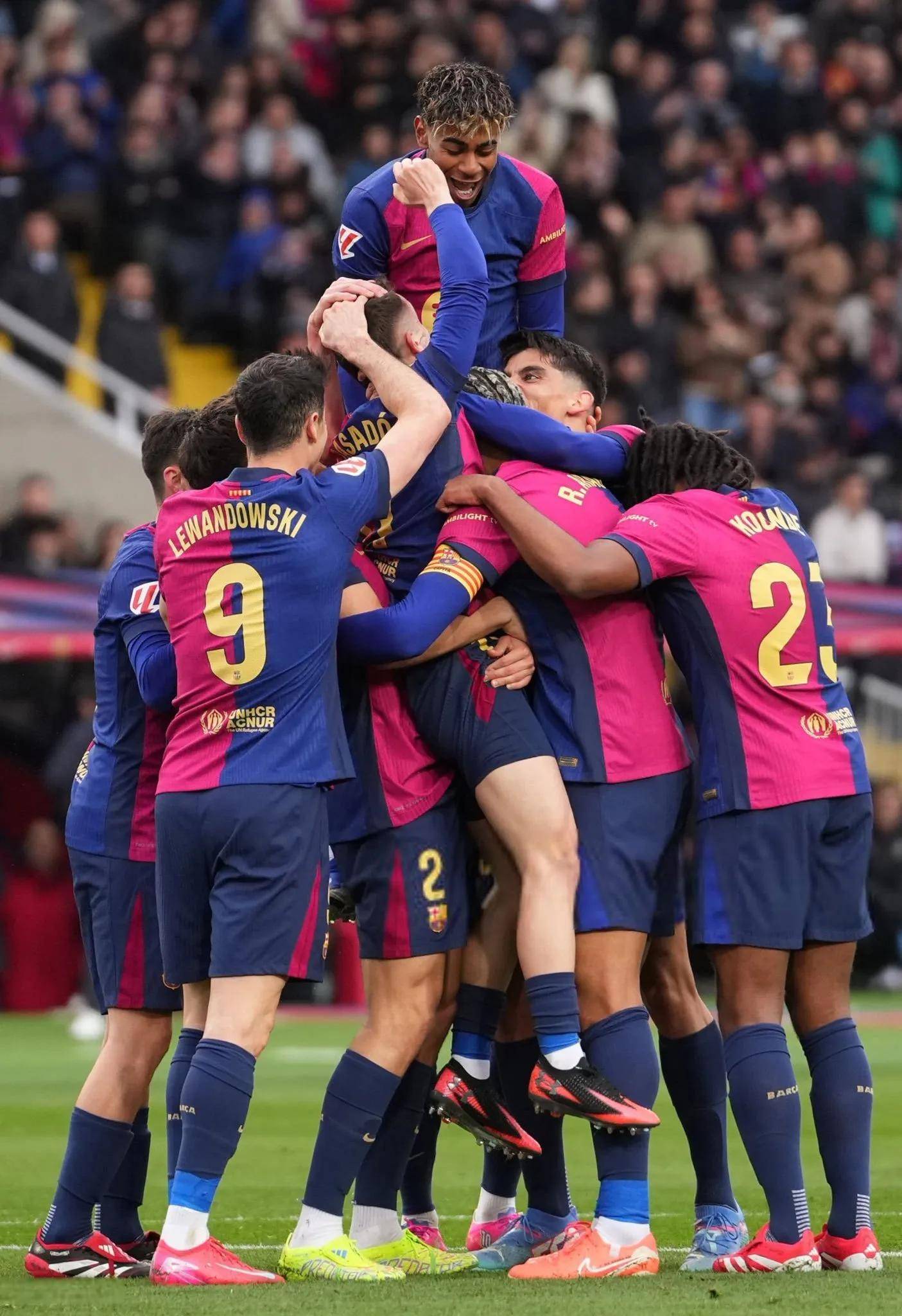 曼联险胜对手，踏上半决赛征程共同前行