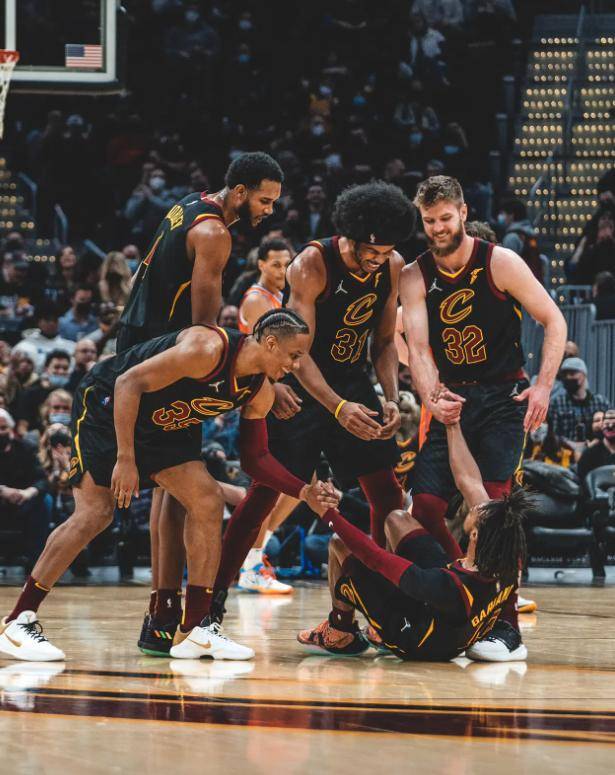 灰熊队客场力克奇才队，保持不败记录