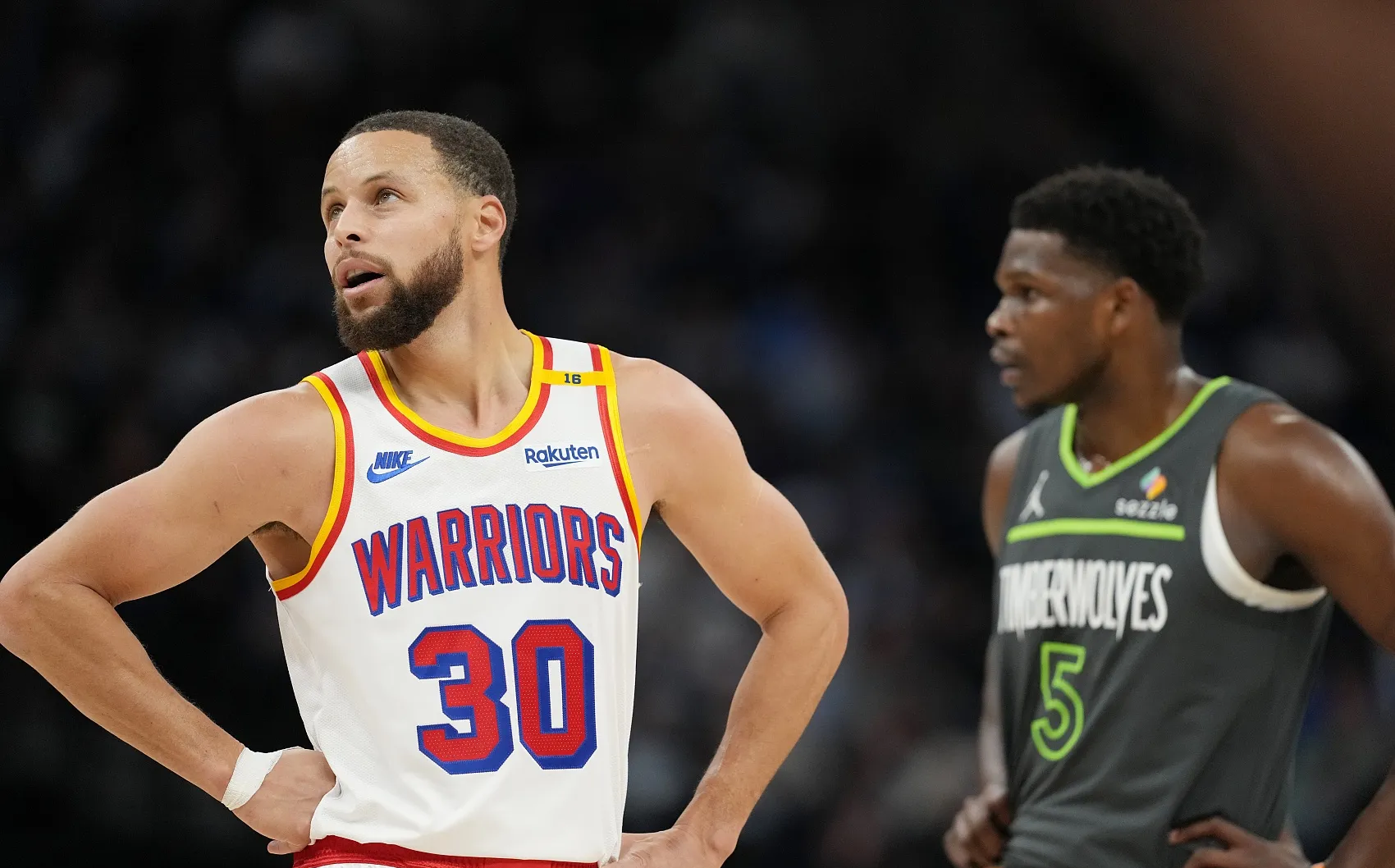 勇士客场逆转掘金，系列赛1-1平的简单介绍