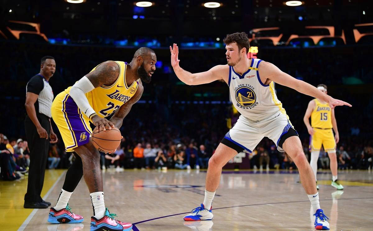 包含勇士再次击败湖人，保持三连胜的词条