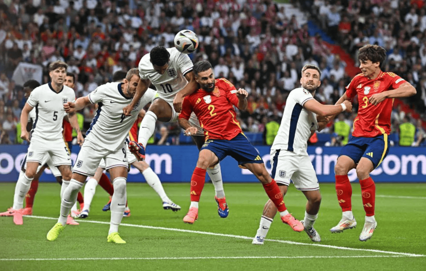 世界足球强队争夺胜利，决胜时刻！