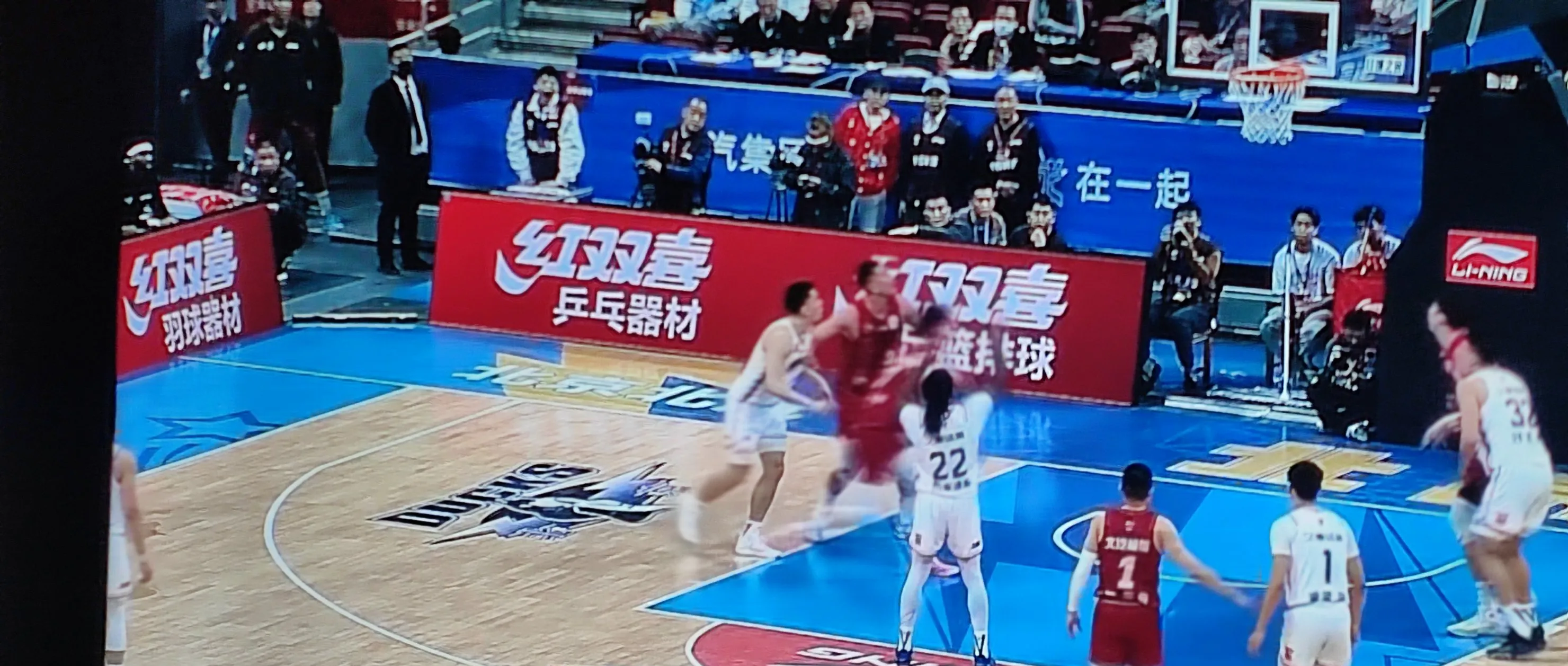 上海男篮球员因伤退出下一场比赛