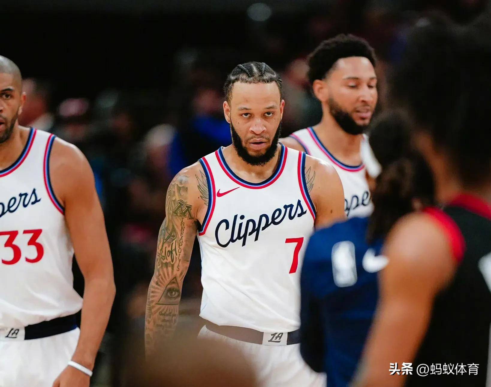 快船队再胜尼克斯队,取得两连胜 快船队再胜尼克斯队,取得两连胜