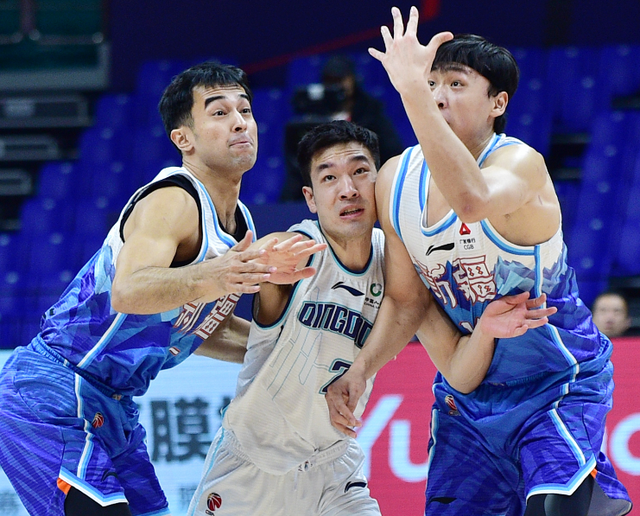 青岛队完胜新疆队，利拉德关键制胜的简单介绍